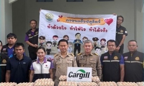มอบไข่ไก่ให้กับโรงครัวศูนย์อพยพ เพื่อช่วยเหลือประชาชนที่ได้รับผลกระทบจากเหตุปะทำชายแดนไทย - กัมพูชา